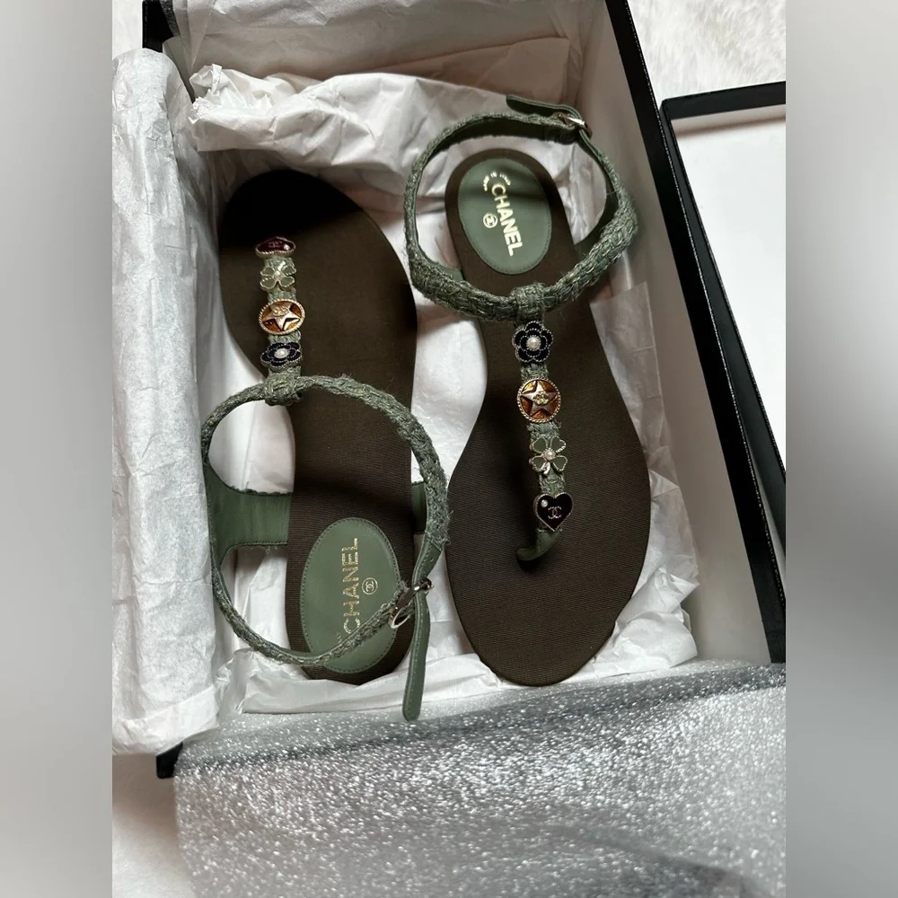 CHANEL Women's Sandals with Green Straps-Thongs,Tweed brand new with box